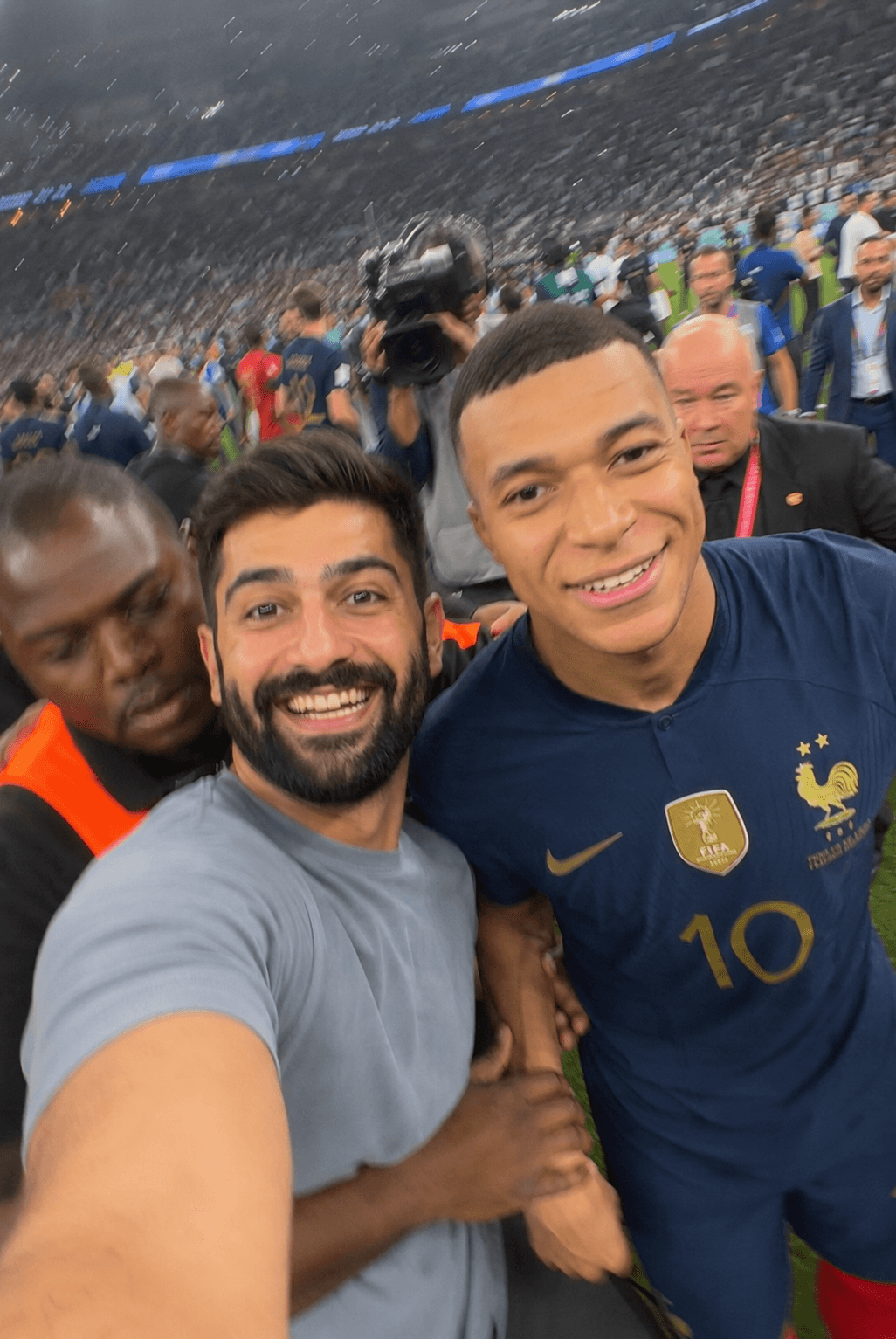 Viral FIFA World Cup 2026 Pitch Invasion Selfie Prompt with Kylian Mbappé | Ultra Realistic AI Photo Prompt